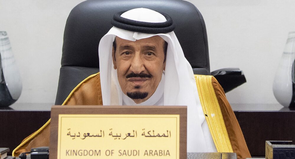 Hospitalizan al octogenario rey saudí para pruebas médicas